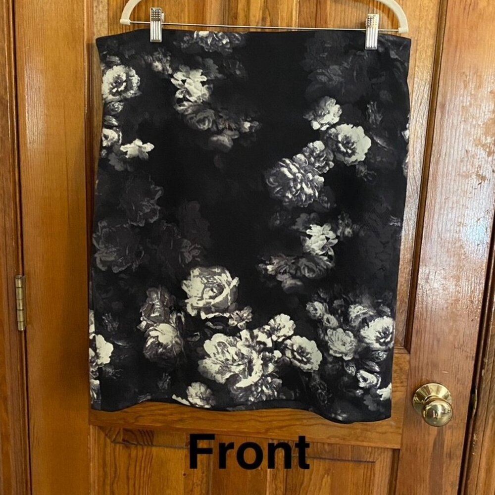 NWT Roz & Ali Black Skirt with Muted Rose Pattern - Size XL